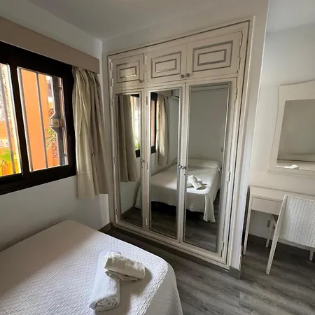 Americas 1-bed Sleeps 5 Pool Parking Playa de las Americas (Tenerife)