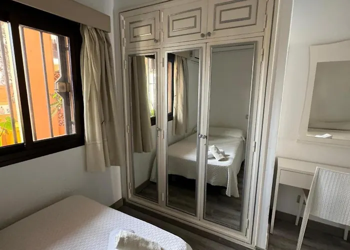 Americas 1-bed Sleeps 5 Pool Parking Playa de las Americas (Tenerife)