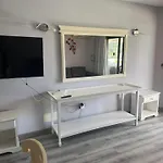 Americas 1-bed Sleeps 5 Pool Parking Apartamento *
